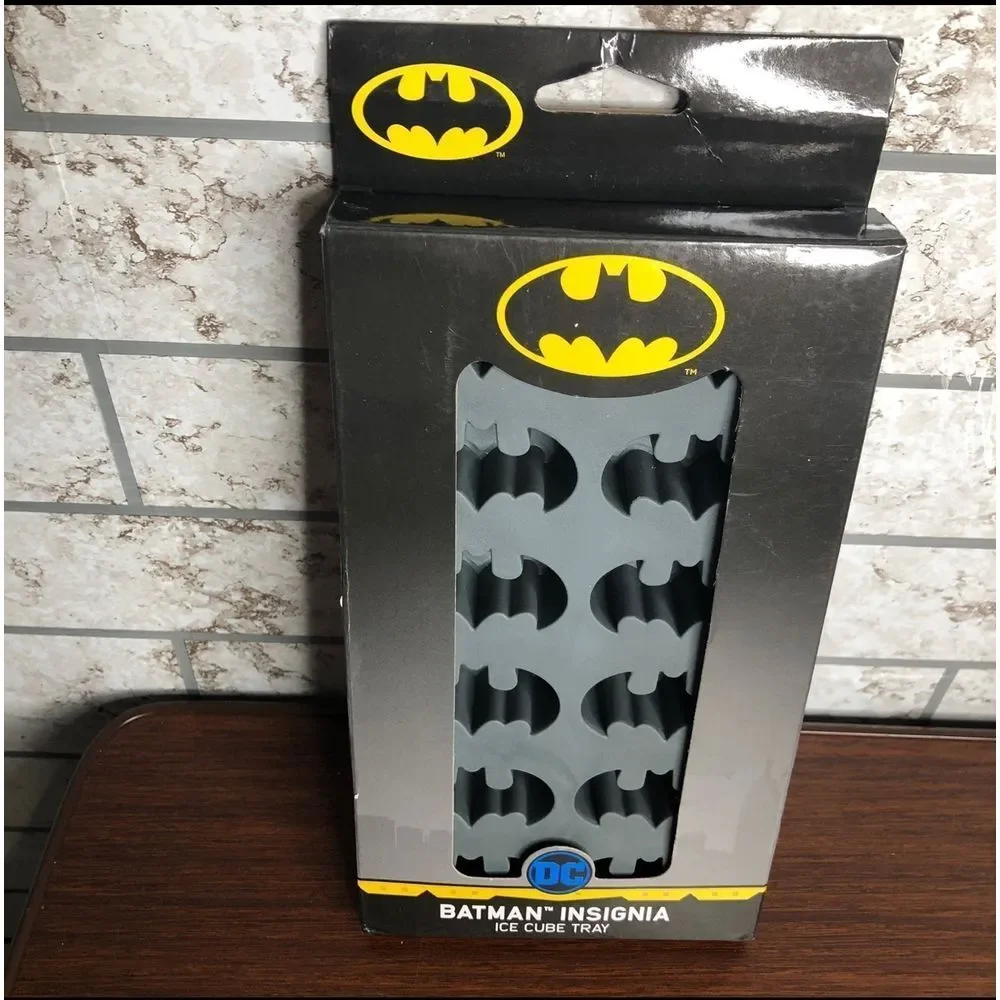DC Batman insignia‎ Logo Ice Cube Tray - Makes 12 Cubes - New